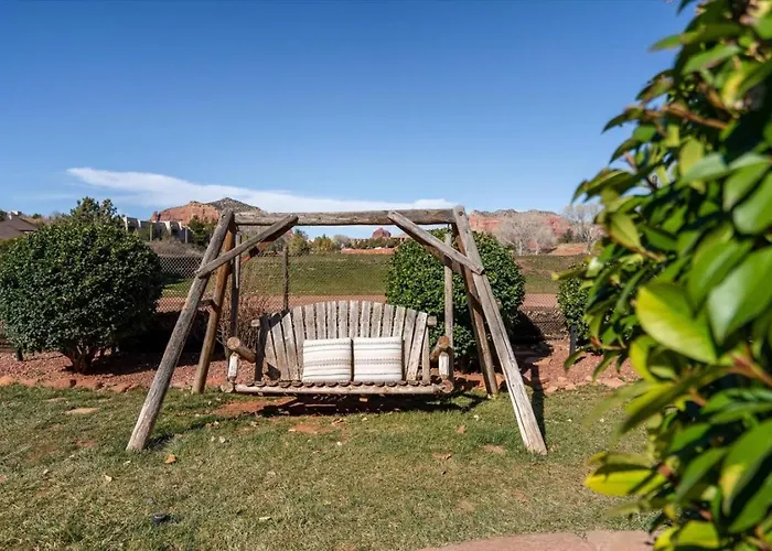 King Bedroom - Shared Hot Tub - Breakfast Included