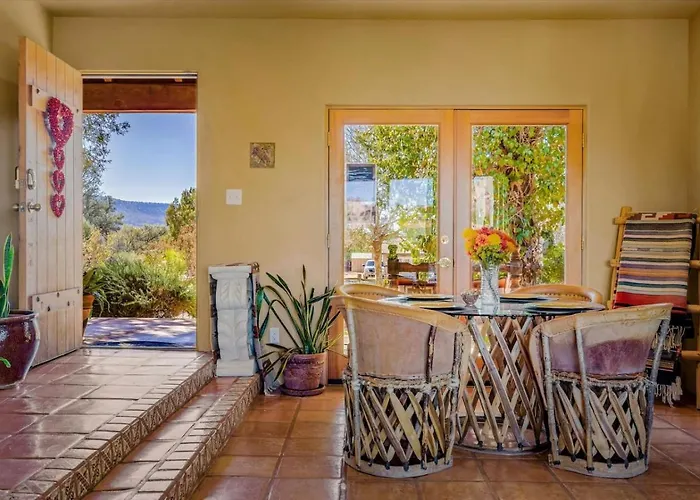 King Bedroom - Shared Hot Tub - Breakfast Included *
