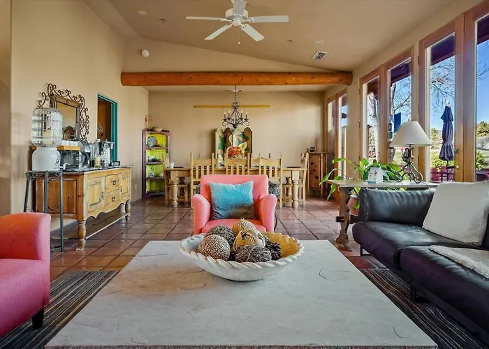 King Bedroom - Shared Hot Tub - Breakfast Included *