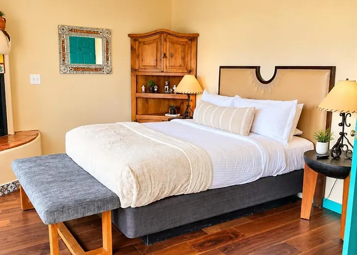 King Bedroom - Shared Hot Tub - Breakfast Included *