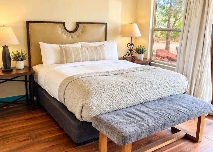 King Bedroom - Shared Hot Tub - Breakfast Included *