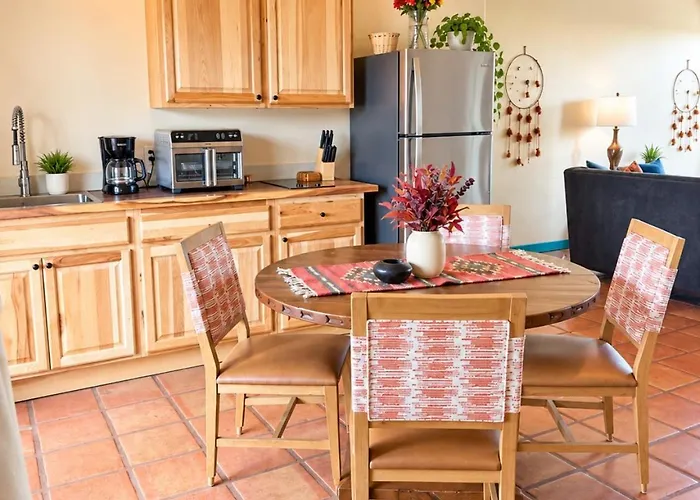 Apartment King Bedroom - Shared Hot Tub - Breakfast Included